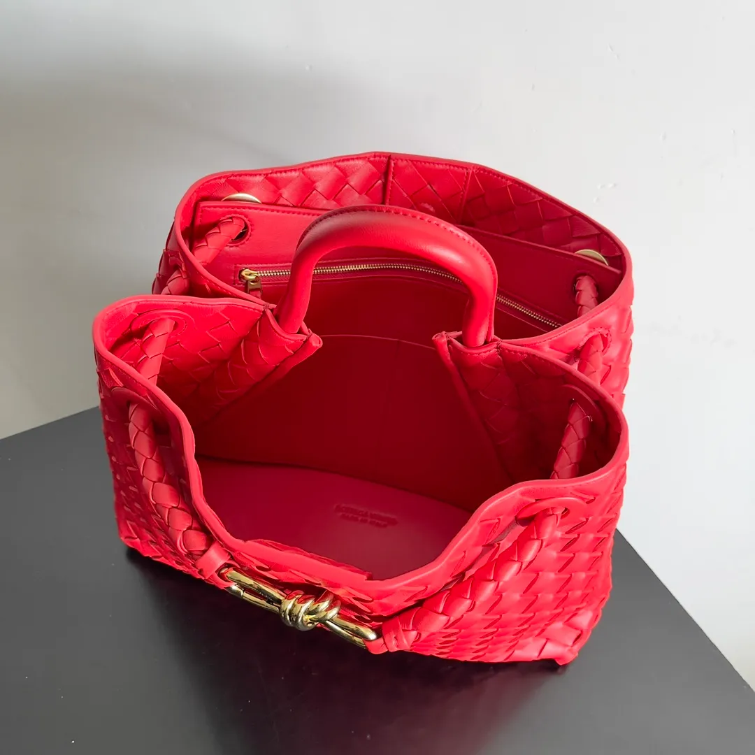 The 2023 new Andiamo batch of 2260 BV has been shipped‼ ️Really popular🔥The new Andiamo woven handbag launched by Bottega Veneta this season is really popular all over the world! ! Celebrities at home and abroad have worn it, and Oscar-winning actress Michelle Yeoh has taken it out on the street. Song Jia, Trai Yara, Yu Feihong, Sanji Ayaka, Rosie Hunting-Whiteley, Yoshioka Riho, etc. have all picked up this bag. It is classic and versatile, showing off its temperament, and the bag capacity is also large, which is very convenient for daily commuting! ! A variety of carrying methods, the shoulder straps can be adjusted by yourself, the original lambskin feels soft and delicate, and the unisex style breaks the gender boundaries and brings a more practical and long-lasting use experience. Andiamo, which has both elegant and casual styles, perfectly interprets the true appearance of "fashionable old money style". Style number: 743572 Size: 32*24*12